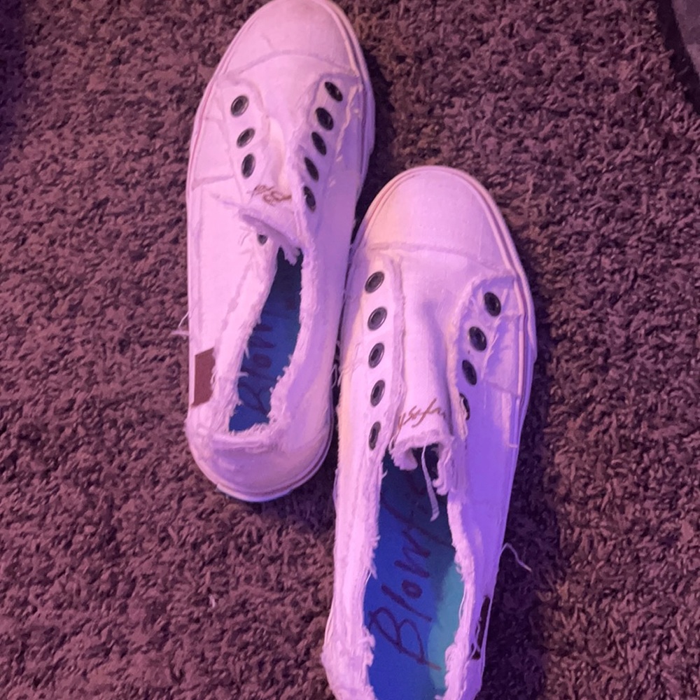 Blowfish size:7.5 white with red and blue